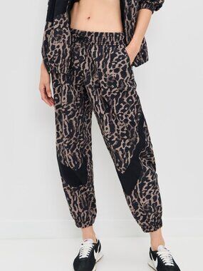 NWT Nike Trend Woven Pants Leopard Oversized M